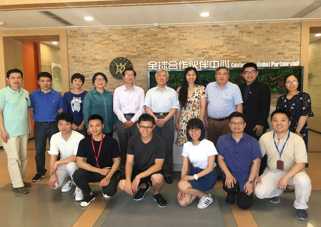 我校名誉教授顾玉东院士莅临河豚直播足球