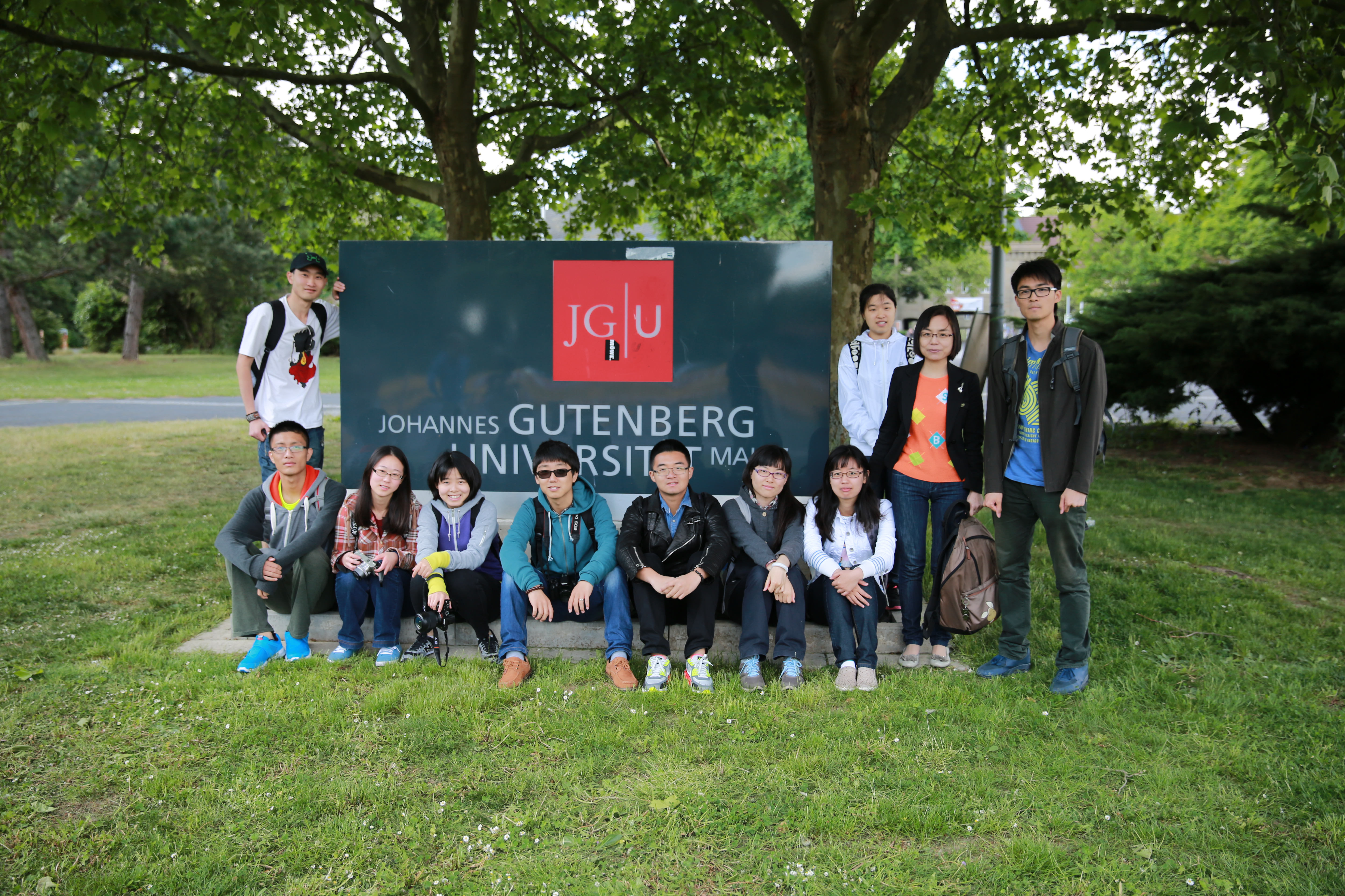 2015年我校学生与带队老师在德国美因茨大学校门合影.jpg